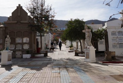 Cementerio General de Antofagasta - alero con panteones y estatuas